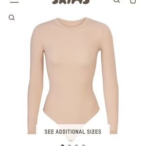 Fits everybody long sleeve crew neck bodysuit in size Xs in color mica